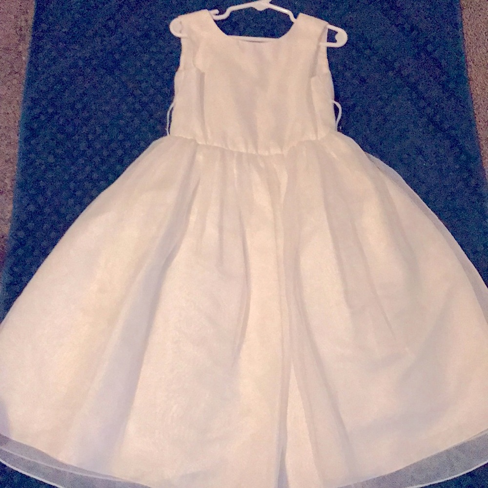 Selling David’s bridal dresses for little girls size 5
